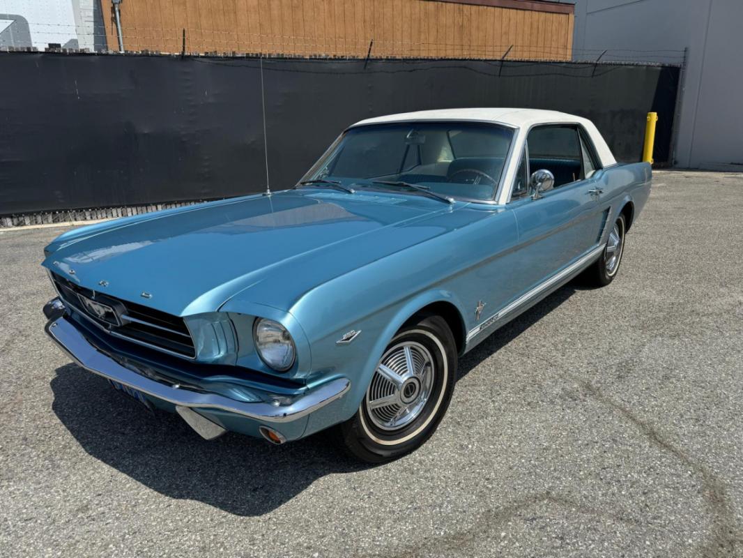 FORD MUSTANG - COUPE BLEUE TOIT VINYLE BLANC 1965 (1965)